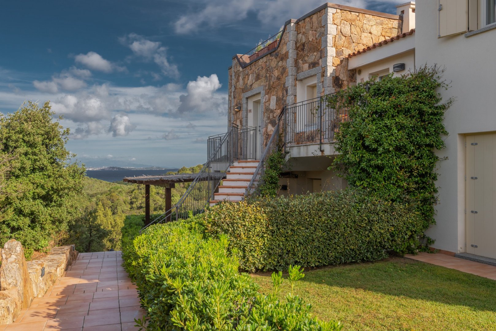 Baja Sardinia, 37