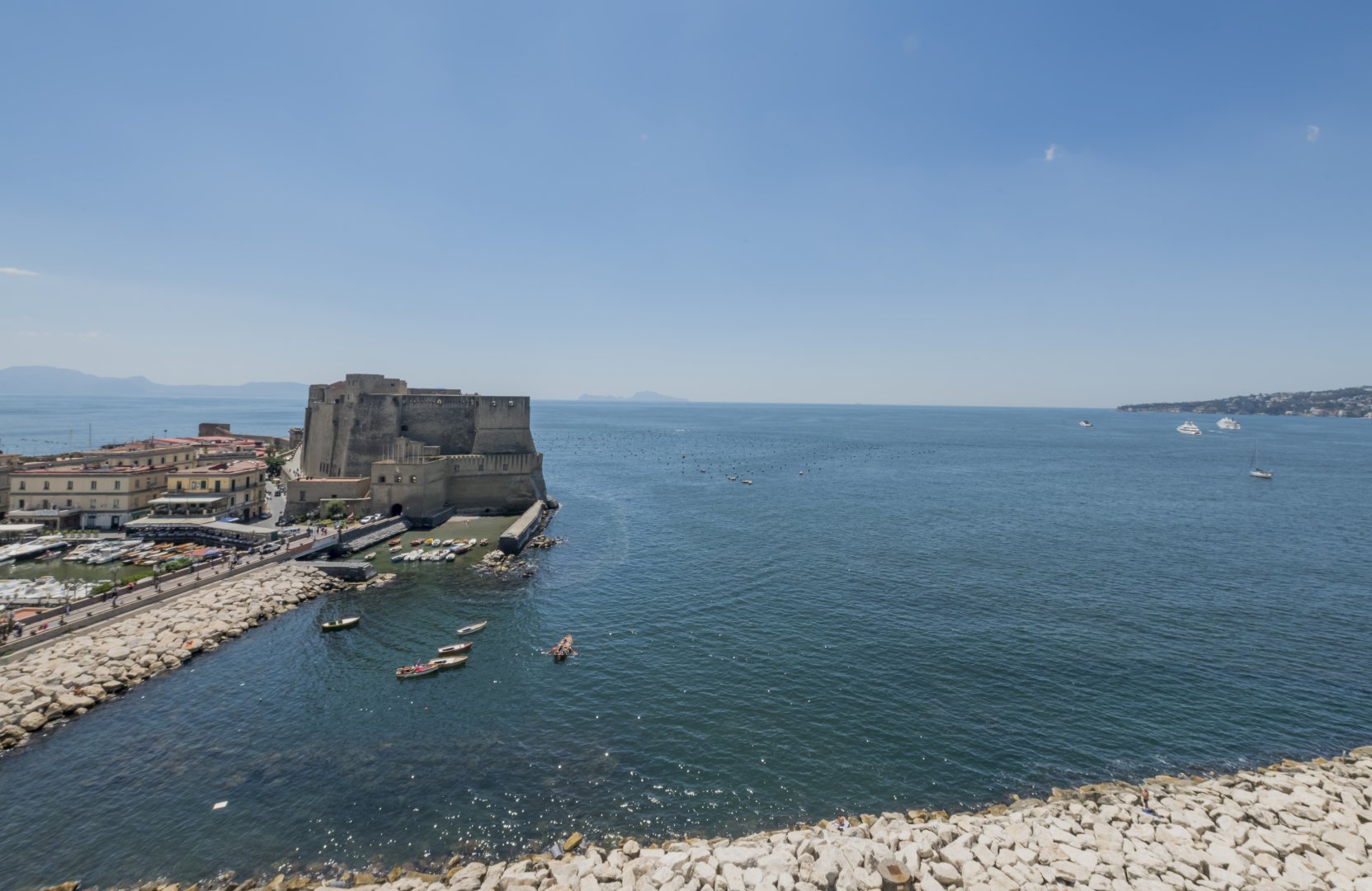 Lungomare Caracciolo, 18