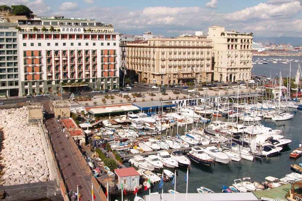 Lungomare Caracciolo, 17