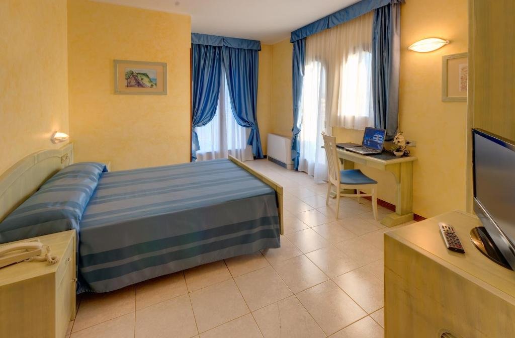 Ancona, 04